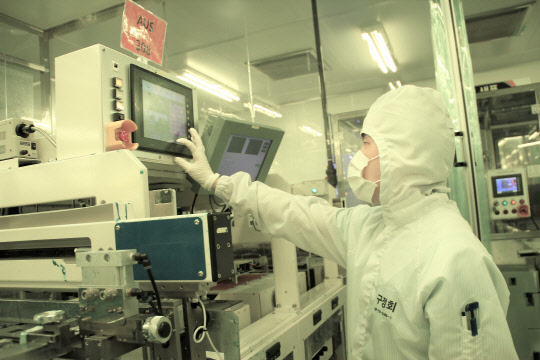 삼성전자 협력회사 협의회 회원사인 PCB(인쇄회로기판) 기업 '대덕전자' 직원이 생산시설을 점검하고 있다. 삼성전자는 생산성과 안전 등 목표를 달성한 반도체 협력사에 지난해 총 777억2000만원의 인센티브를 지급했다. <삼성전자 제공>